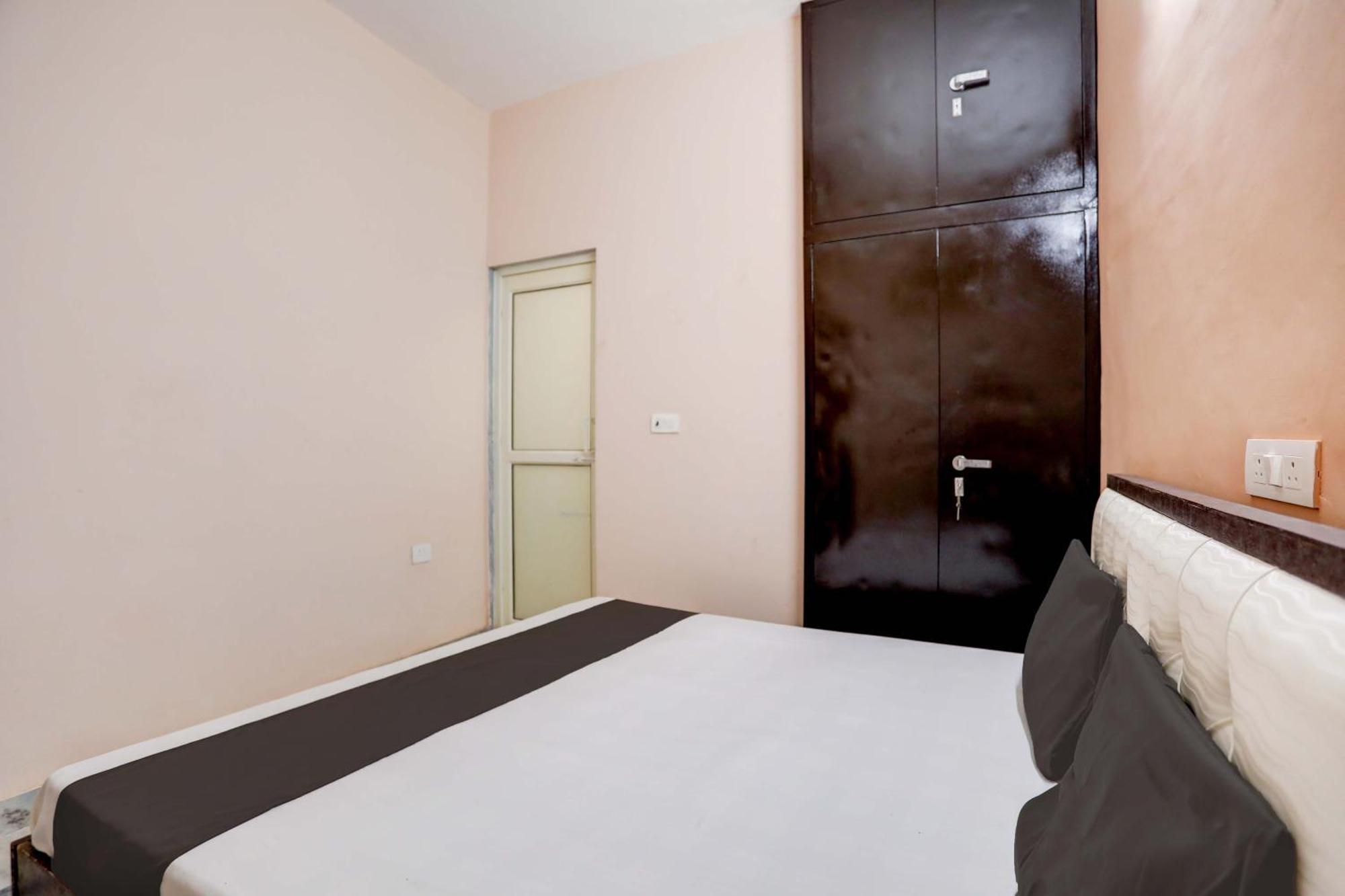 נוידה Hotel O Tilak Hotel 24 Sector 27 Near By Vinayak Hospital Gali No-6 מראה חיצוני תמונה
